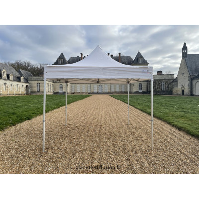 Conçue en PVC 520 g/m², cette bâche assure une protection optimale contre la pluie et les intempéries.