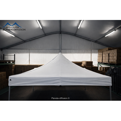 Toile PVC enduit 450 g/m², 100 % étanche, finition soignée et tenue parfaite une fois montée.