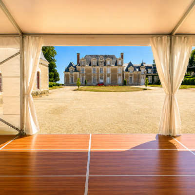 Chapiteau événementiel avec plancher bois et grandes ouvertures latérales