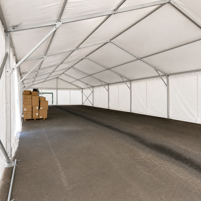 Vue intérieure d’un chapiteau professionnel avec structure aluminium renforcée