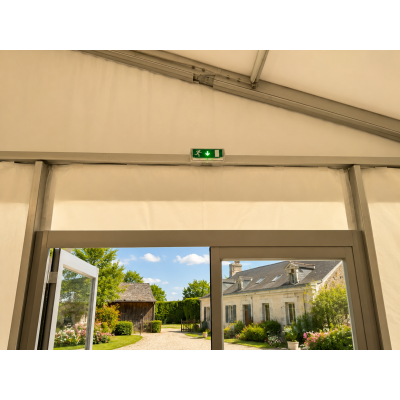 Détail de l’intégration de la porte sous la sablière