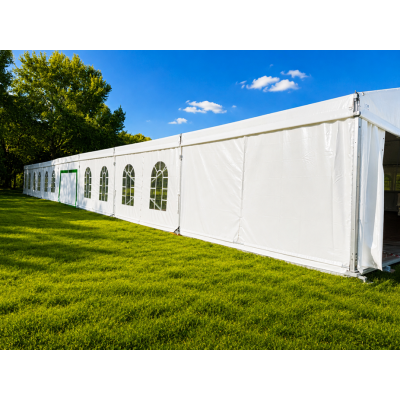 Chapiteau événementiel 10x35 m avec parois fenêtres