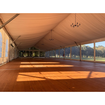 Intérieur chapiteau 300 m² avec vélum et lustres