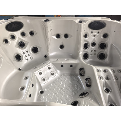Spa BRUGES – Sièges ergonomiques et jets hydromassants